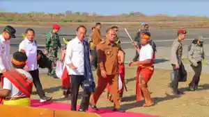 Presiden-Jokowi-Tiba-di-Bandara-Lede-Kalumbang.jpg
