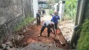 Petugas-DPUPR-Kota-Depok-memperbaiki-jalan-amblas-1.jpg