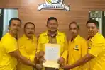 Bambang-Rianto-bersama-pengurus-DPD-Partai-Golkar-Kota-Blitar-menunjukkan-rekomendasi.jpg