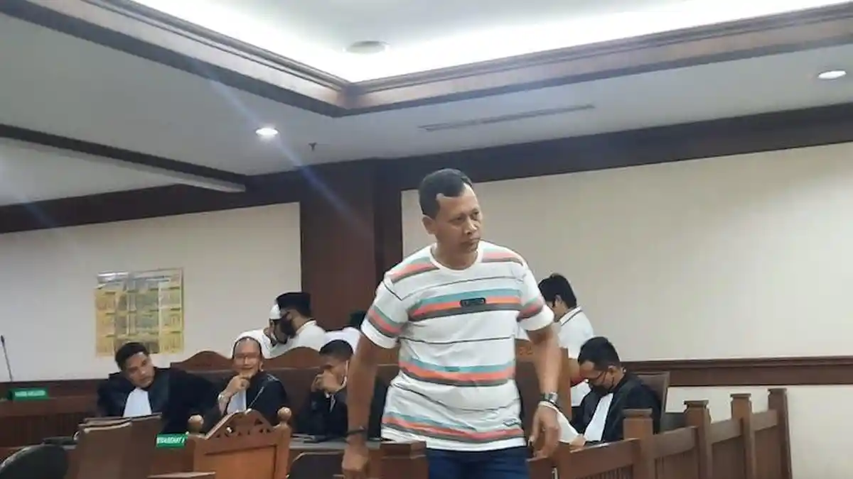 Penuturan Polisi yang Selamatkan Ade Armando dalam Sidang: Sudah Tergeletak, Tidak Menggunakan Baju