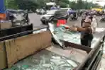 Tumpukan Kaca Pecah dari Truk Terguling Akibatkan Kemacetan