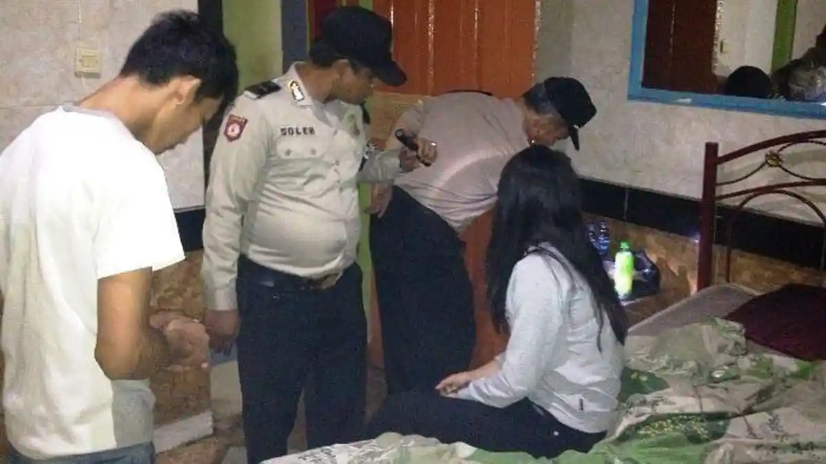 Siswi SMA Ini Terjaring Razia Saat ;Berpacu Dalam Birahi' di Kamar Mesum