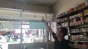 Rafly-menunjukkan-plafon-toko-tempat-kerjanya-yang-dibobol-maling.jpg