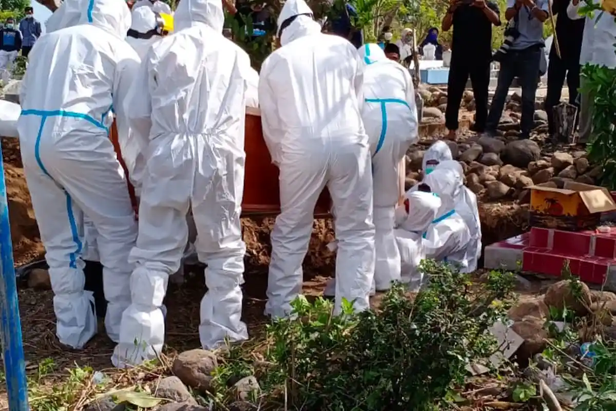 Jenazah Mantan Wagub NTB Dimakamkan dengan Protokol Covid-19, Gubernur Ingatkan Ancaman Corona
