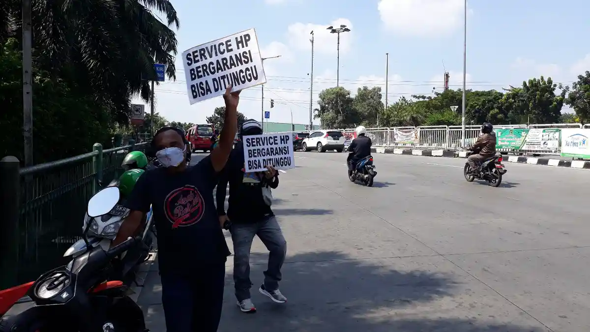 Pengusaha HP PGC Putar Otak Bertahan Hidup Tawarkan Jasa Servis di Pinggir Jalan Demi Gaet Pelanggan