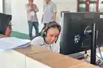 Gebby-Saragih-peserta-UTBK-SNBT-2026-penyandang-tuna-netra-mengerjakan.jpg