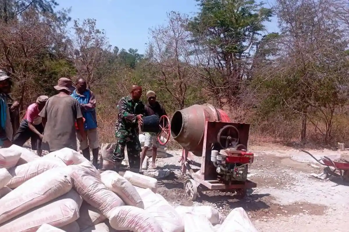 TNI bersama Warga Desa Fatukoko TTS Gotong Royong Membuat Jalan Rabat