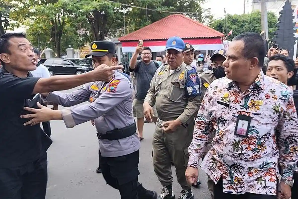 Panas! Pendukung Demo Kenaikan PBB Adu Mulut dengan Satpol PP Pati, Tolak Pindah Posko Donasi