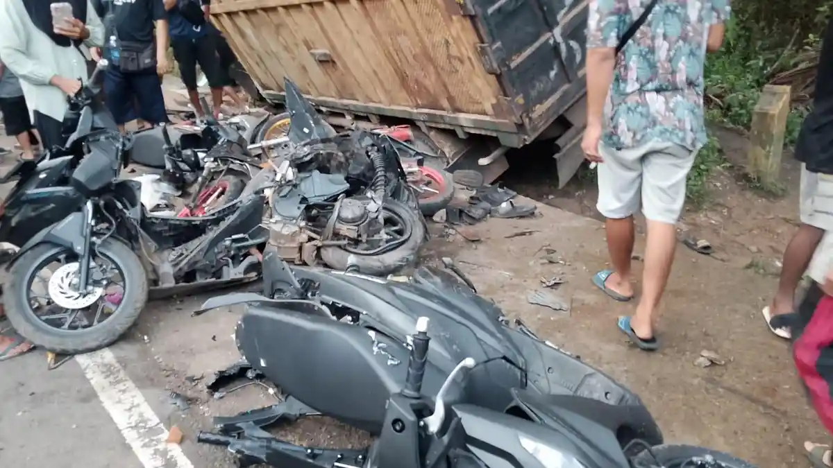 Dua Remaja Tewas Ditabrak Truk Oleng