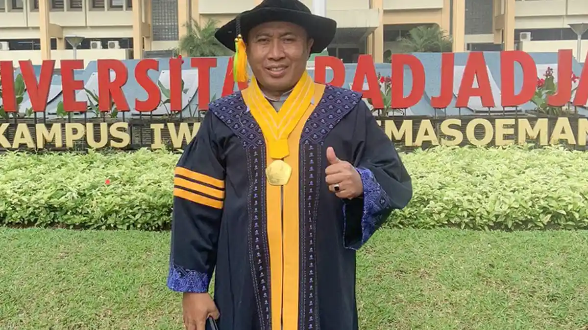 Kisah Ijang Faisal,  Doktor Tercepat , Doktor Pertama Komunikasi Keterbukaan Informasi Publik 
