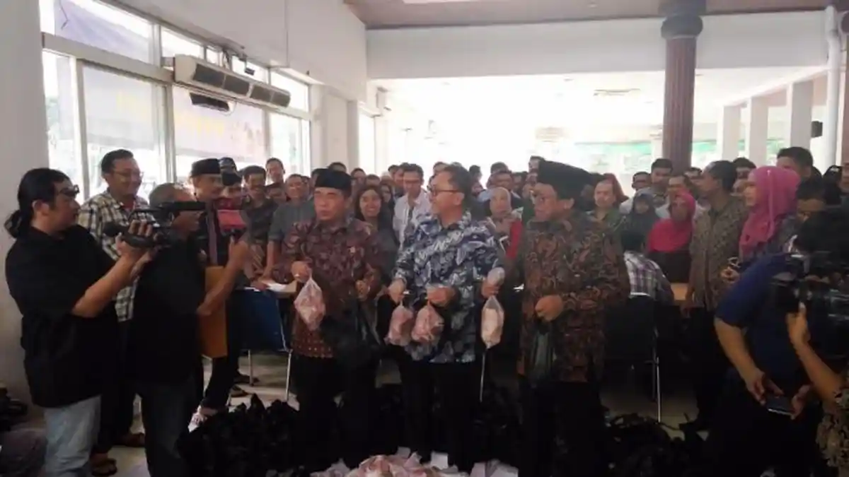Pimpinan Parlemen Jadi Pedagang di Bazaar Daging Murah