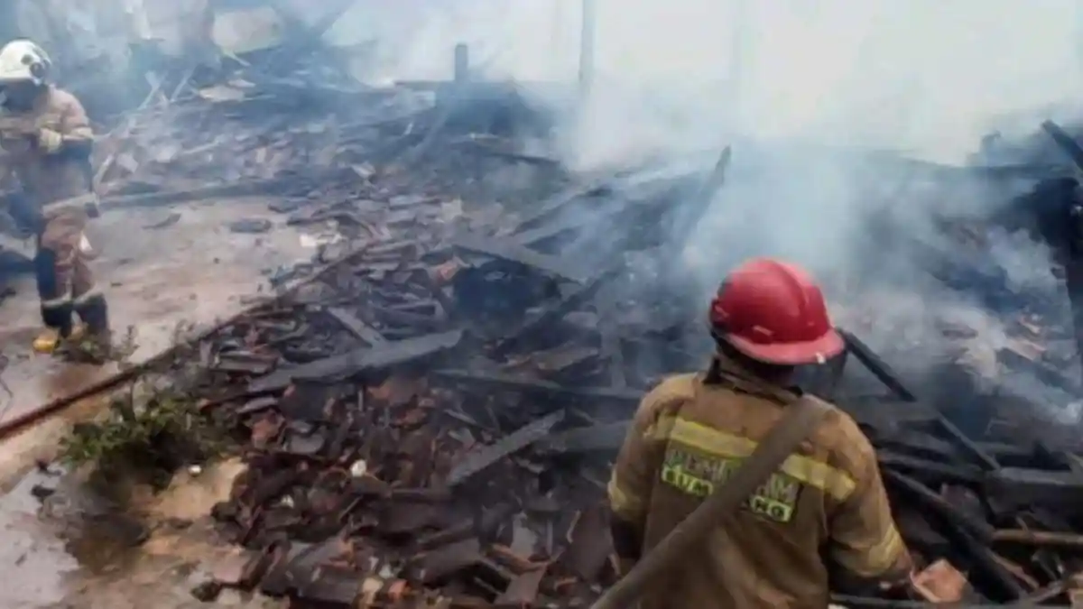 Kebakaran Melanda Rumah Panggung di Tanjungsari Sumedang, 3 Motor Ikut Terbakar