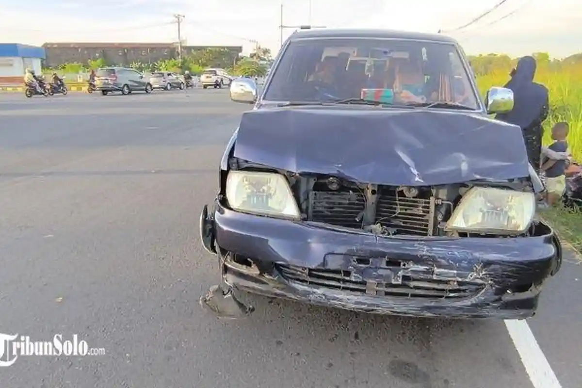 Kecelakaan di Klaten: Kijang Tabrak NMax di Exit Tol Polanharjo, 2 Orang Dilarikan ke RS