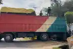 Truk Bermuatan Ban Nyangkut di Parit Sebabkan Kemacetan di Punggolaka Kendari Sulawesi Tenggara