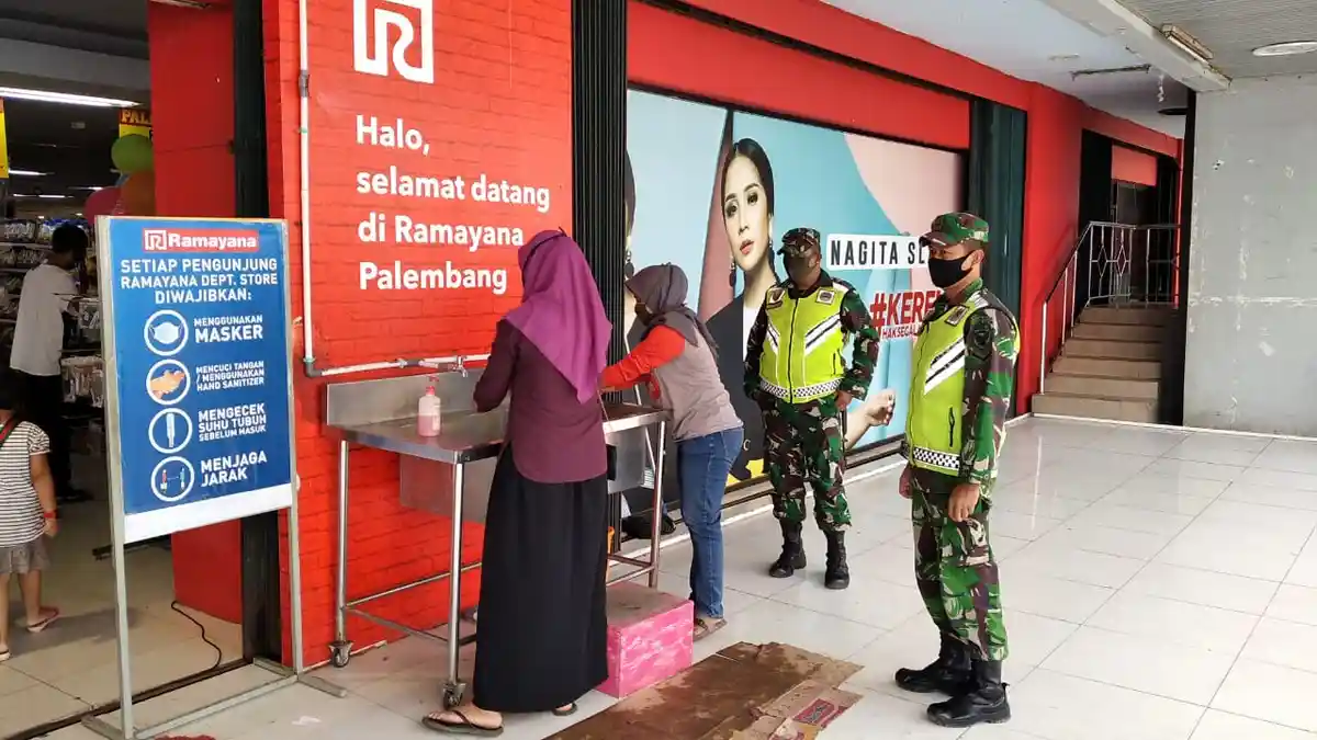 Hindari Penularan di Mal, Babinsa Koramil Sukarami Minta Pengunjung Cuci Tangan
