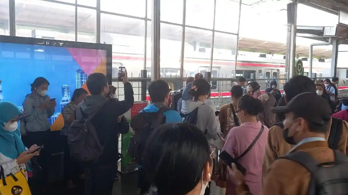 KRL Tanah Abang-Rangkas Bitung Gangguan Pagi Ini, Penumpang Menumpuk di Stasiun