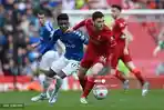 Demarai-Gray-vs-Andrew-Robertson-di-Liga-Inggris-antara-Liverpool-vs-Everton-di-Anfield.jpg