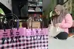 Erna-Handayati-sedang-memproduksi-tas-anyaman-berbahan-tali-plastik.jpg