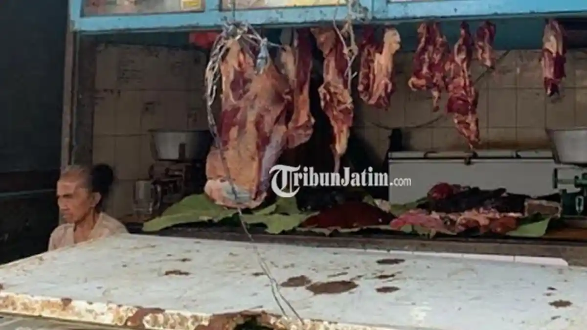 Sedih Dagangan Sepi, Pedagang Daging Sapi di Lumajang Merenung di Lapak Jualan: Susah Lakunya