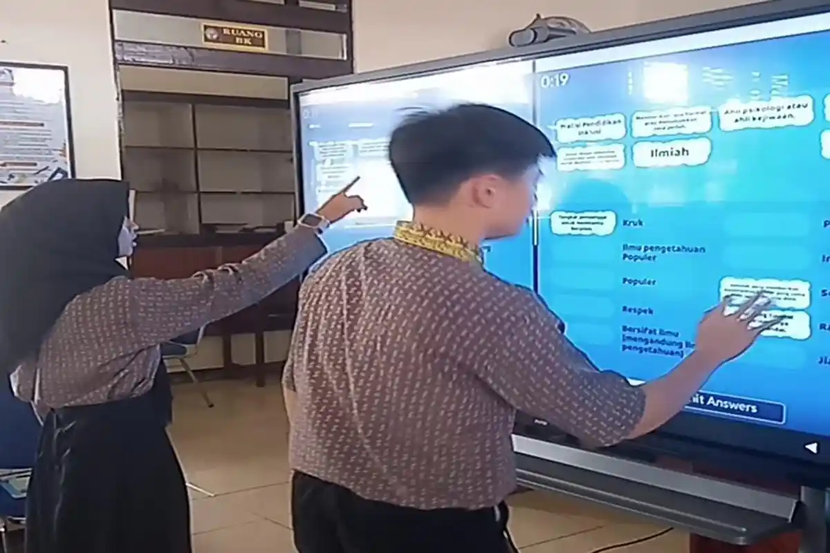 Murid SMPN 1 Teluk Keramat Antusias Belajar Gunakan Papan Tulis Interaktif Bantuan Presiden