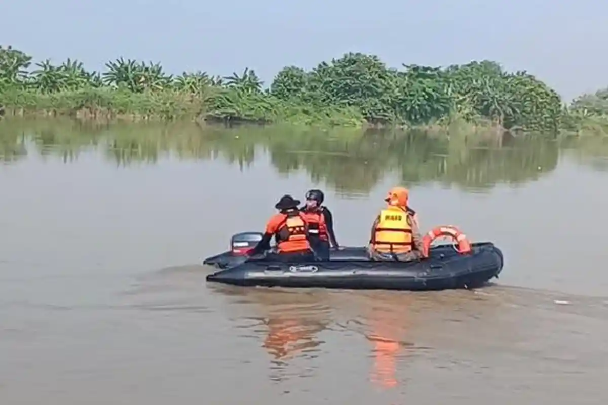 Bocah Hilang di Bengawan Solo Gresik, Jejak Sandal Ditemukan di Bantaran Sungai
