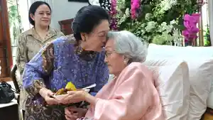 mega-dan-istri-hoegeng.jpg
