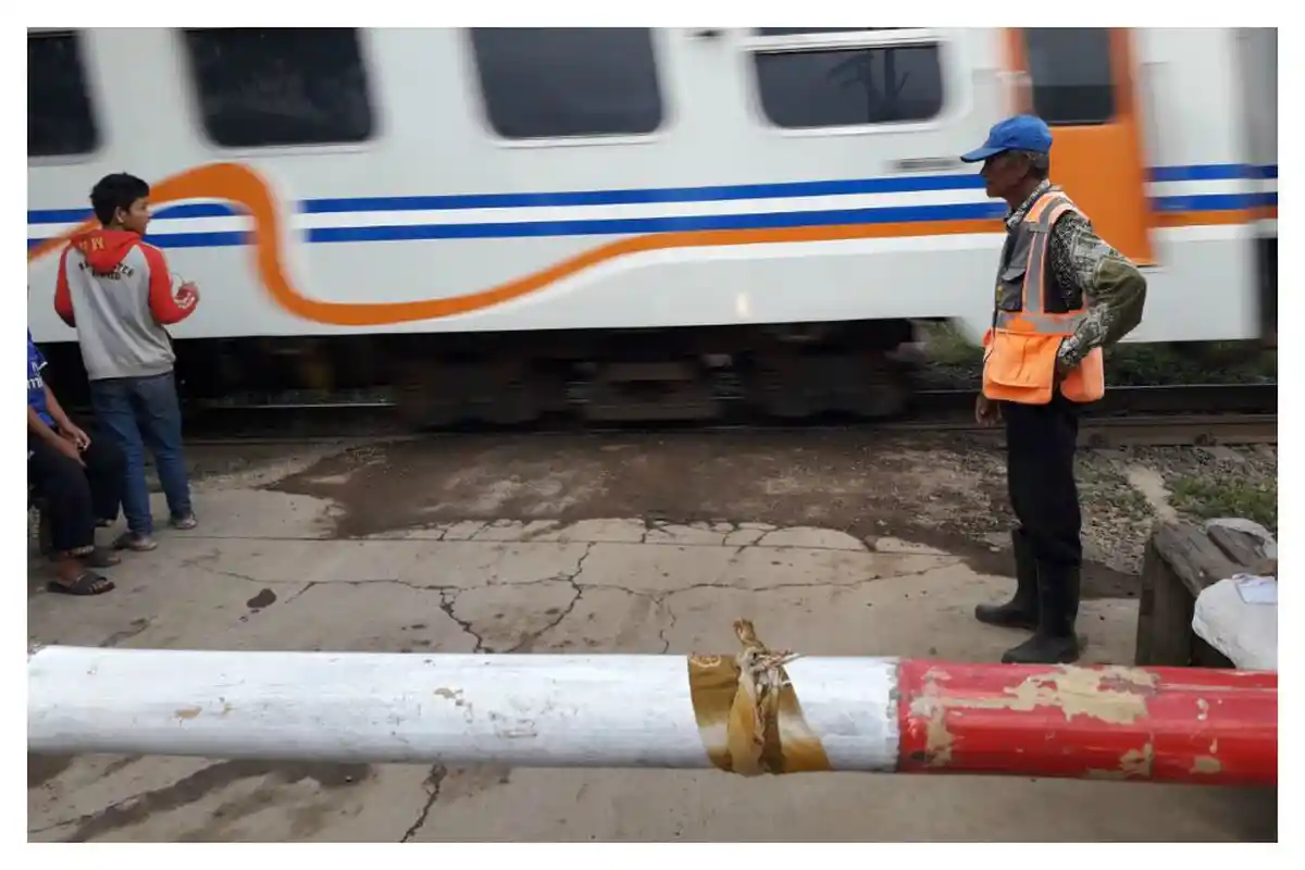 Kisah Abah Sule,14 Tahun Menjaga Perlintasan Kereta Ciherang, Rancaekek