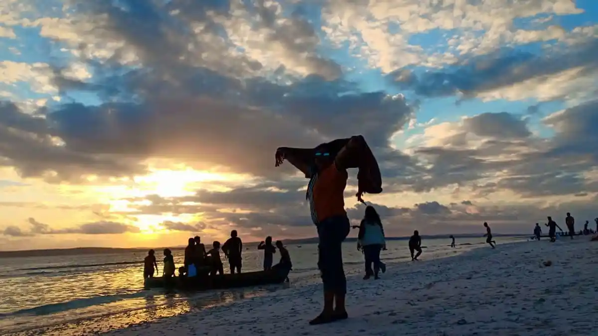 Objek Wisata Pantai Air Cina: Mieke Terpesona Sunset Romantis
