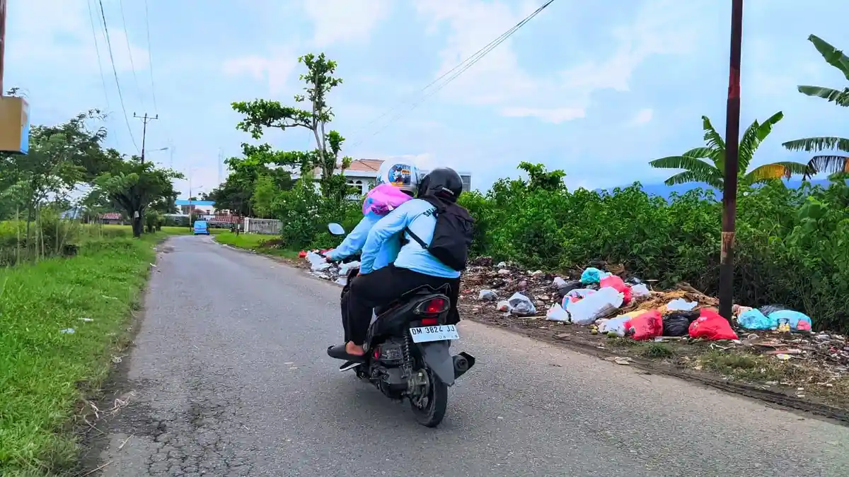 Tumpukan Sampah Mengganggu Pemandangan di Jalan Taman Surya Kota Gorontalo