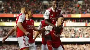 arsenal-rayakan-gol.jpg