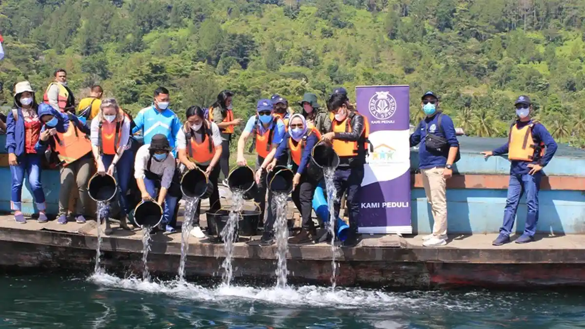 RSI Tabur 100 Ribu Benih Ikan di Danau Toba Dukung Ekonomi Nelayan Lokal