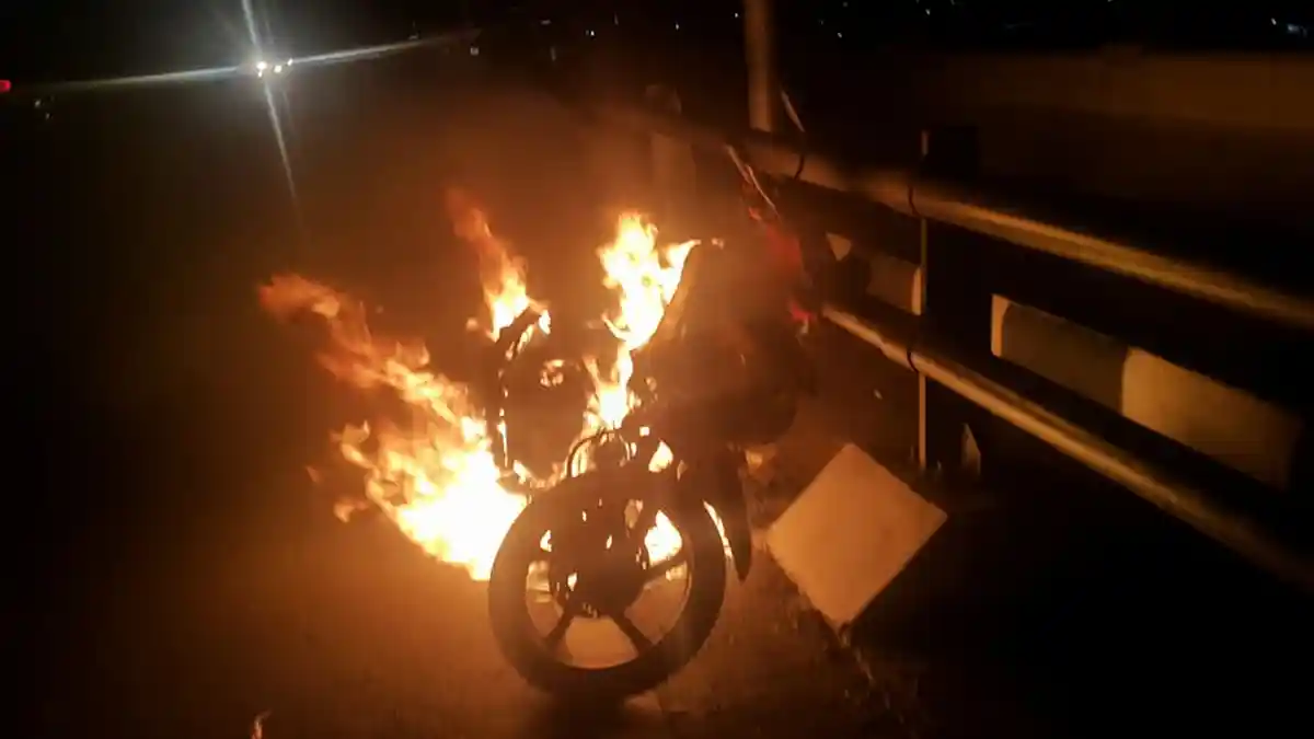 Kecelakaan Maut, Seorang Pemotor Tewas, Motor Terbakar Usai Tabrak Mobil yang Hendak Putar Arah