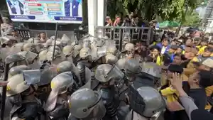 Mahasiswa-berusaha-menembus-barikade-polisi.jpg