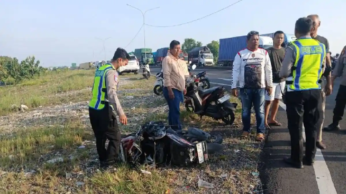 Kecelakaan di Simpang 4 Lingkar Utara Dinoyo Lamongan, Pengendara Motor Terobos Lampu Merah