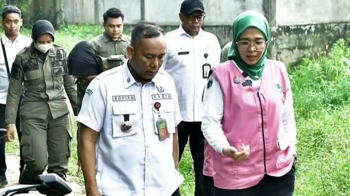 Zulva Fadhil Salurkan Bantuan Kursi Roda Untuk Lansia di Rengas Condong