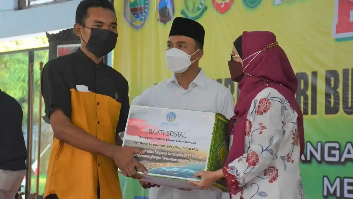 Peringati Hari Buruh, Pemkab Batang Bagikan Paket Sembako