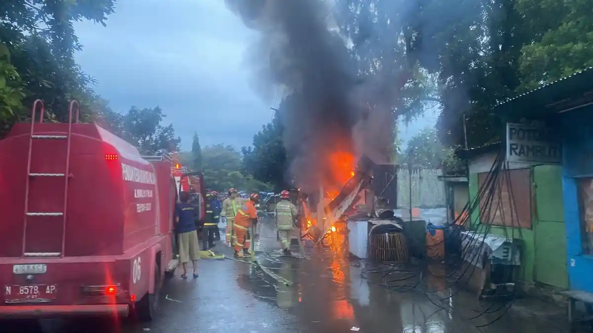 Kios Tambal Ban dan Warkop di Kota Malang Terbakar Hebat, 4 Armada Truk Damkar Dikerahkan