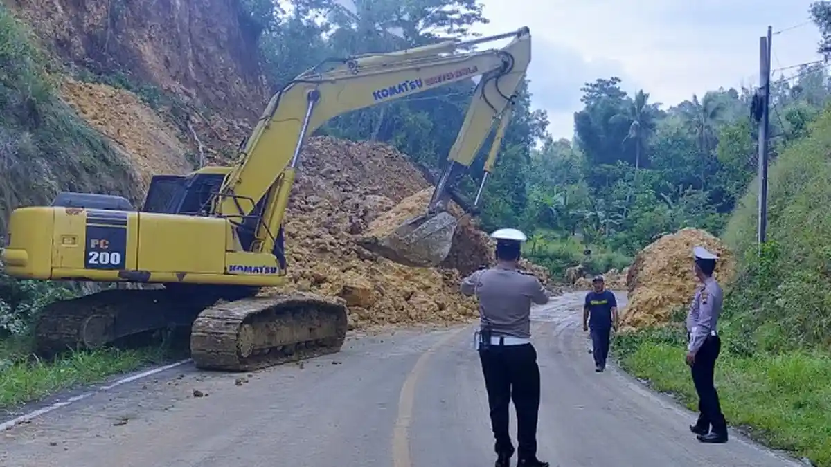 Material Longsor Dibersihkan, Jalur Wonogiri - Jogja - Pacitan Masih Terputus, Kendaraan Dialihkan