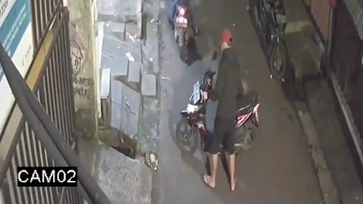 Terekam CCTV, Sepeda Motor Warga Johar Baru Jakarta Pusat Digondol Maling