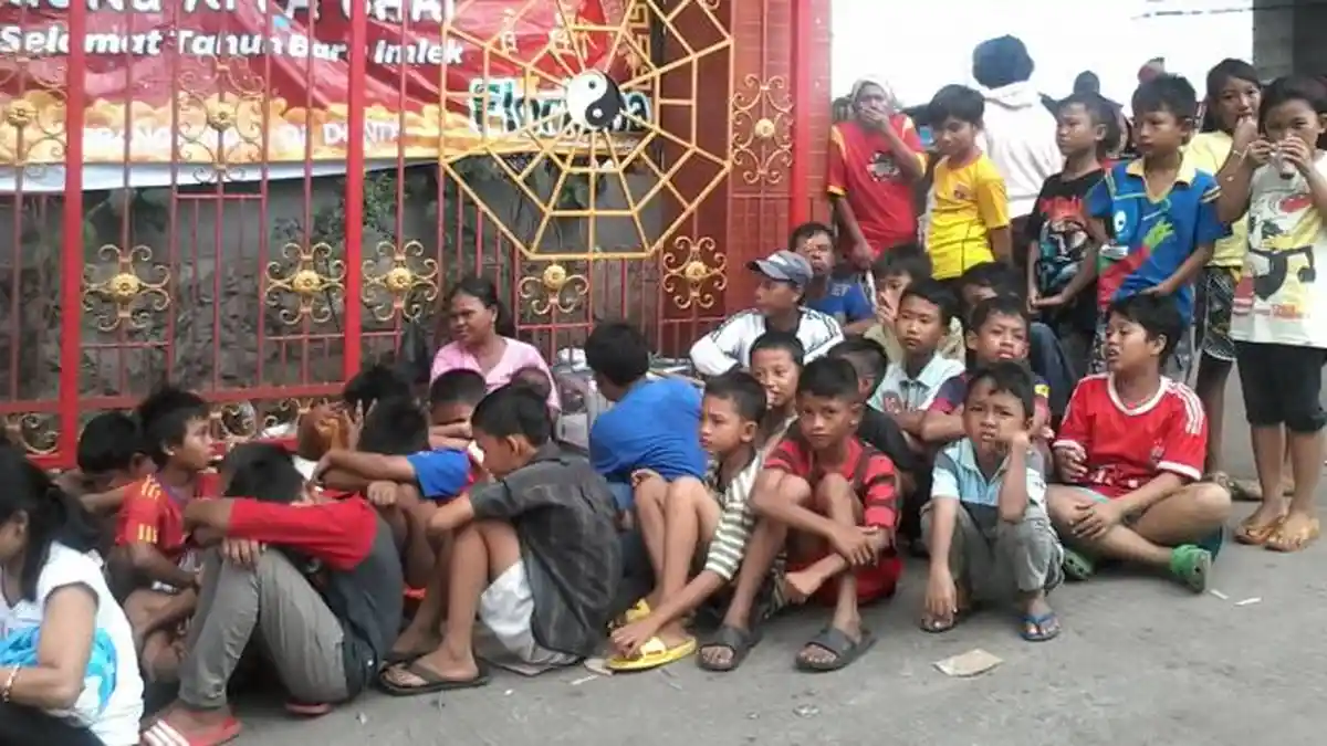 Tradisi Bagi-bagi Angpau Mengajari jadi Pemalas
