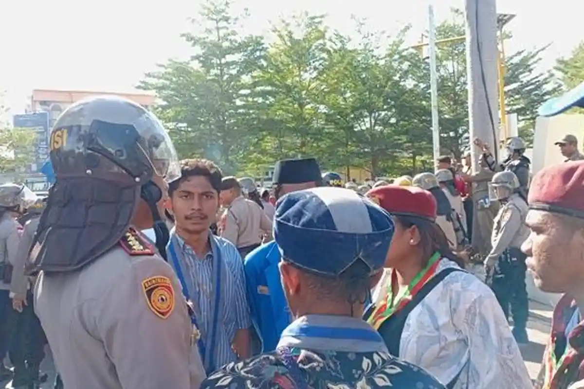 Pelemparan Uang Pecahan Merupakan Bentuk Kekecewaan Massa Aksi Karena Tidak Bertemu Kapolda NTT