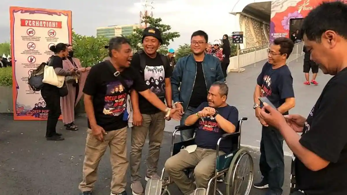 Mengulang Memori Tonton Konser Deep Purple Meski dengan Kursi Roda