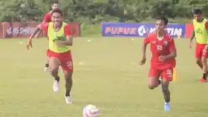 20241010_Pemain-Borneo-FC-Fajar-Fathurrahman-kiri-dan-M-Sihran-Amarullah.jpg
