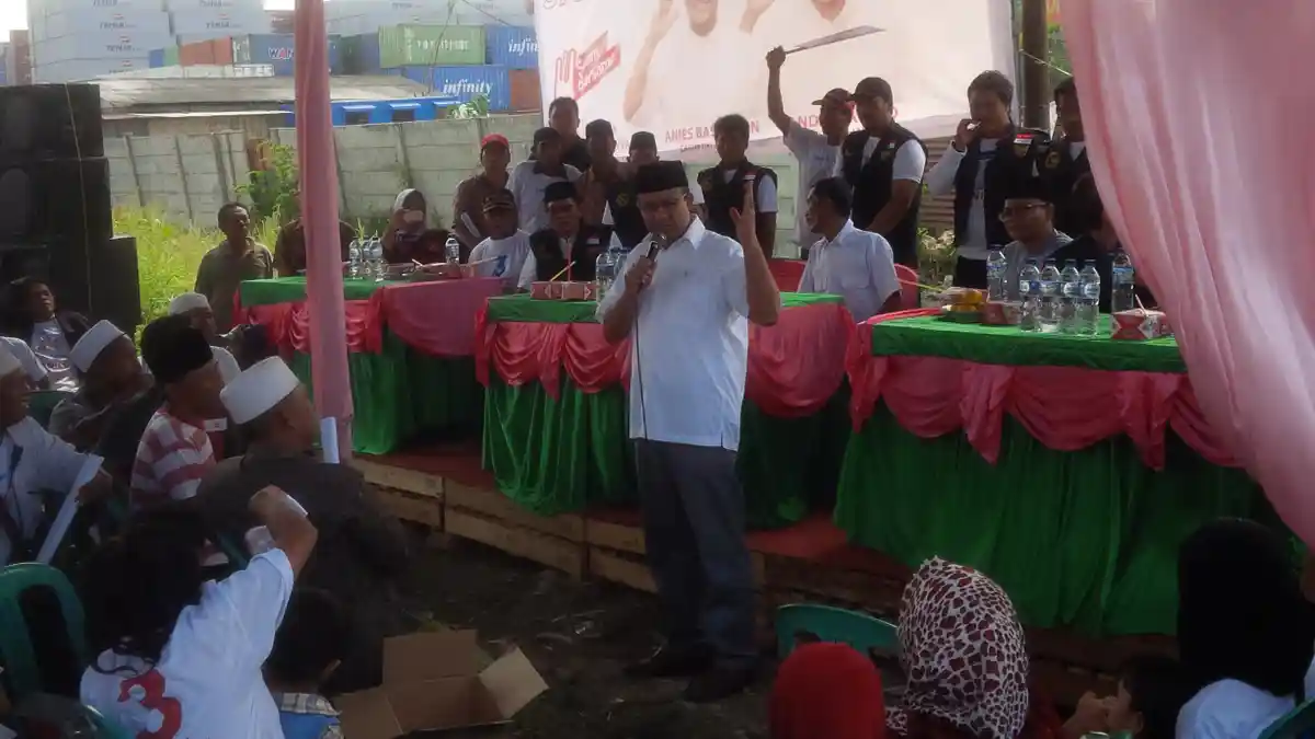 Anies Temui Warga Korban Penggusuran di Kolong Tol Cakung-Cilincing