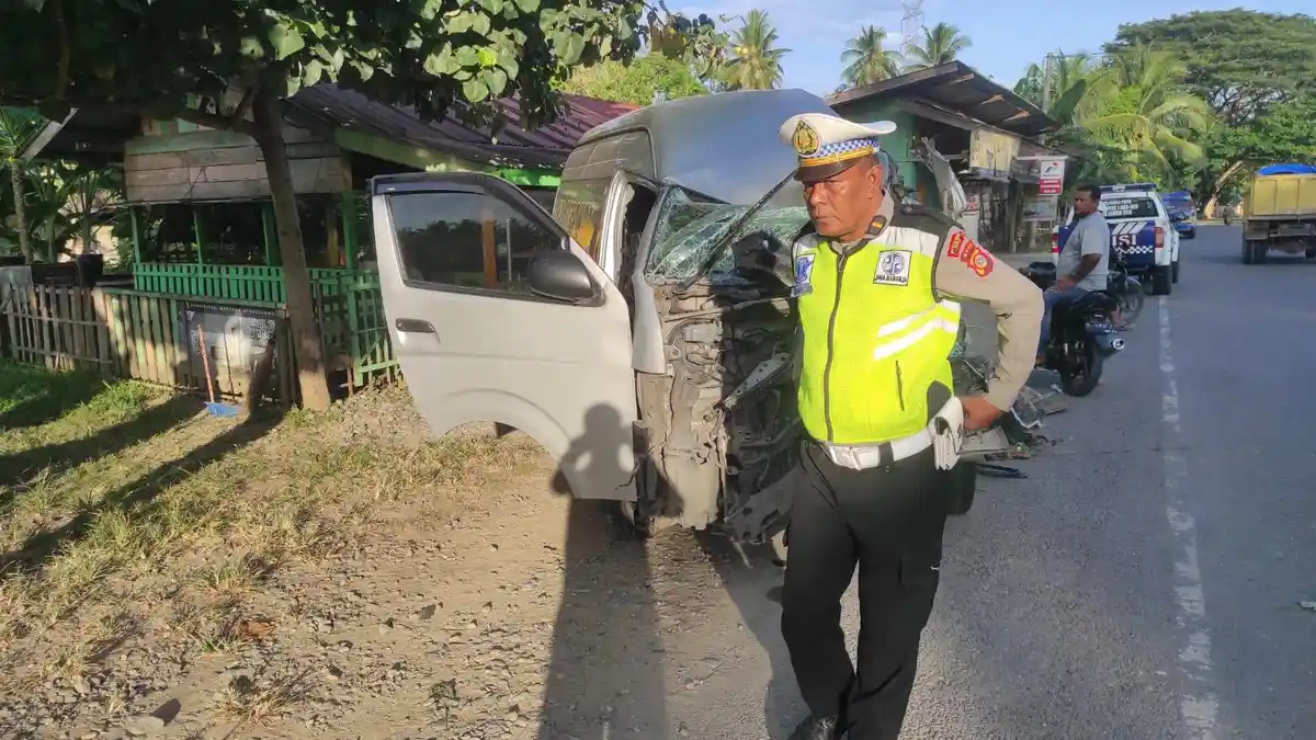 Kecelakaan Hiace Dengan Truk Jelang Subuh di Pidie, Seorang PNS Meninggal