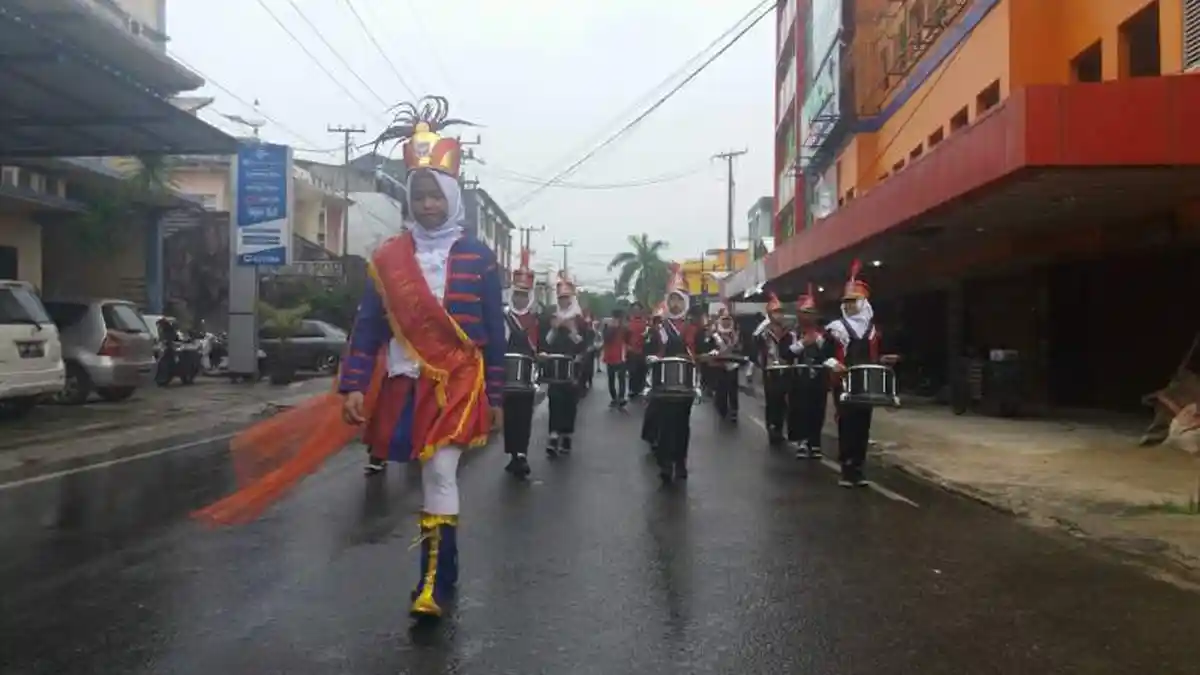 Peserta Pawai Taaruf Ada yang Kegirangan Karena Hujan