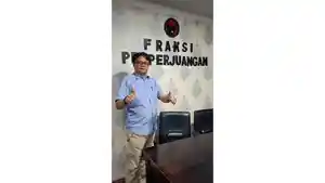 Anggota-DPRD-Deli-Serdang-Antony-Napitupulu-saat-berada-di-kantor-Fraksi.jpg
