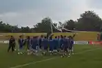 persib-bandung-latihan-di-stadion-haji-agus-salim-robert-albert-ajak-pemain-lari-keliling-lapangan.jpg