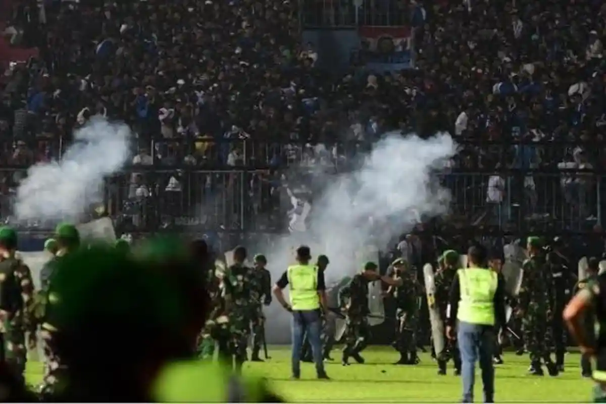 Kisruh di Stadion Kanjuruhan, 127 Nyawa Melayang, Pemain Arema FC Bertahan Bantu Korban Berjatuhan