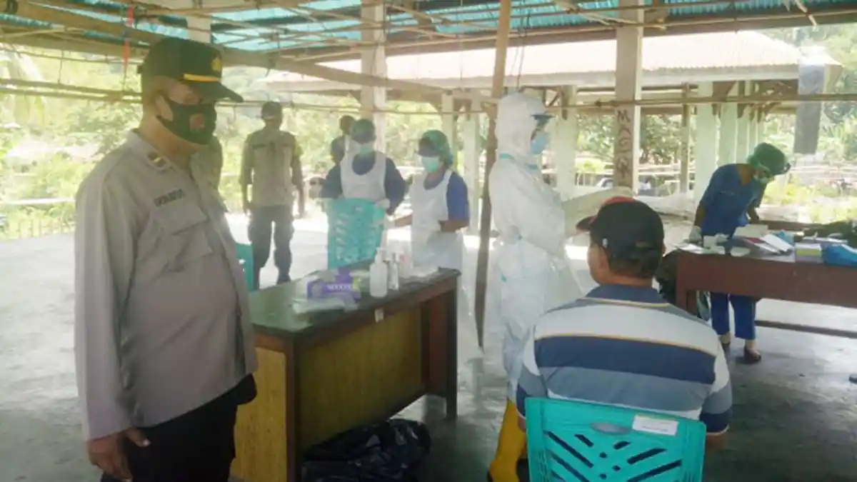 Warga 2 Kecamatan di Sikka Dirapid Tim Satgas Covid-19
